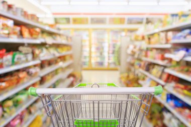 Süpermarket market reyonları olan alışveriş arabası arka plan için iç taraftaki rafları bulanıklaştırıyor
