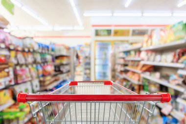 Süpermarket market reyonları olan alışveriş arabası arka plan için iç taraftaki rafları bulanıklaştırıyor
