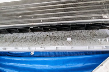 Temizlikten önce kirli havalandırma sistemi