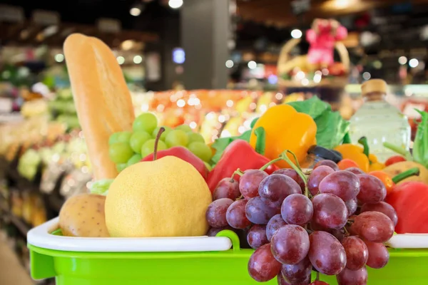 Carrello Pieno Frutta Verdura Con Supermercato Negozio Alimentari Sfocato Sfondo — Foto Stock