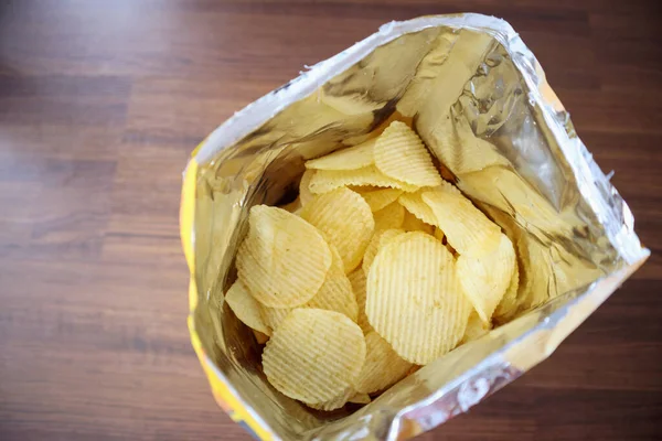 Kartoffelchips Geöffnetem Snackbeutel Aus Nächster Nähe Auf Dem Tischboden — Stockfoto