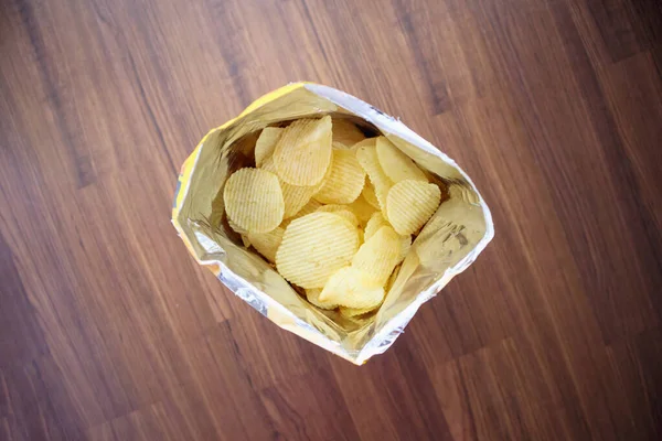 Batatas Fritas Saco Lanche Aberto Perto Chão Mesa — Fotografia de Stock