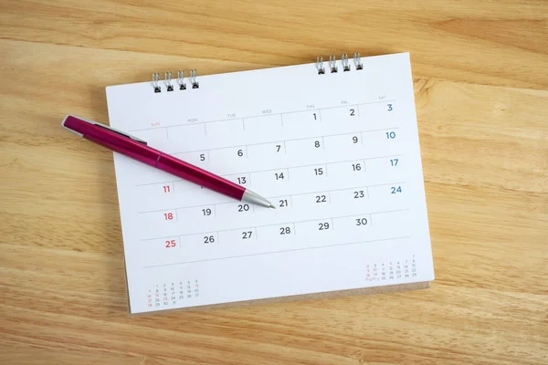 Página Calendario Con Pluma Mesa Escritorio Madera — Foto de Stock