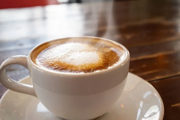 Coração Forma Latte Arte Copo Café Branco Mesa Madeira Restaurante — Fotografia de Stock