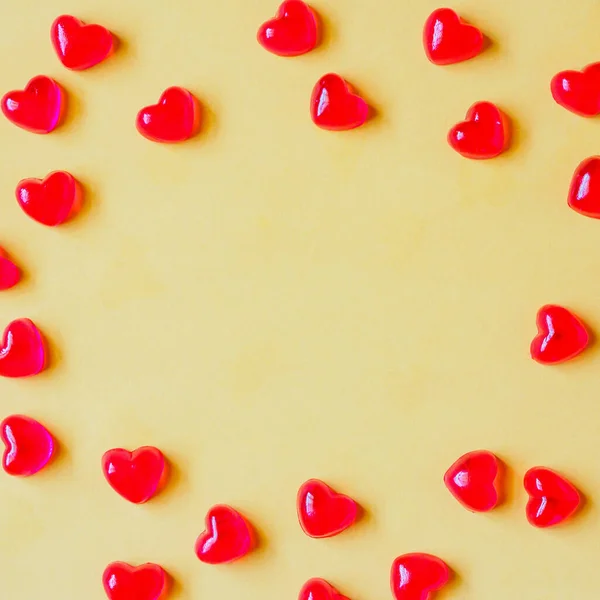 Ημέρα Του Αγίου Βαλεντίνου Φόντο Κόκκινο Καραμέλα Σχήμα Καρδιάς Κίτρινο — Φωτογραφία Αρχείου