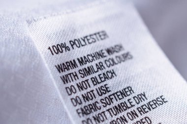 Çamaşır talimatlarıyla birlikte polyester kumaş giysi etiketi