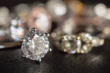 Mücevher elmas yüzükler siyah arkaplanda. Yakın plan.