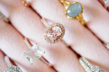 Altın mücevher yüzükleri kutuda.