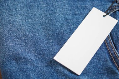 Beyaz etiketli mavi kot pantolon