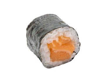 Japon somon balığı suşi sarması beyaz arka planda kırpma yolu ile izole edilmiş.