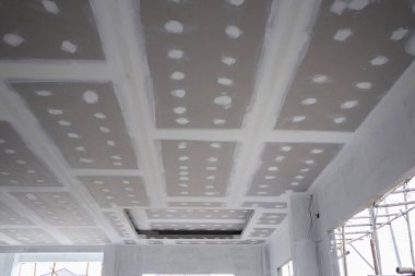 İnşaat alanında tavan alçıtaşı kurulumu