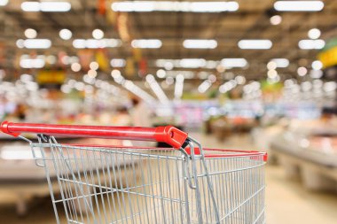Meyve ve sebze raflarıyla süpermarket içi boş kırmızı alışveriş arabasıyla boşaltılmış arka plan