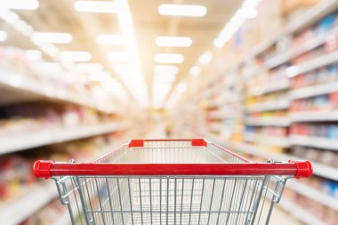 süpermarket koridoru boş kırmızı alışveriş arabasıyla bulanık arkaplan