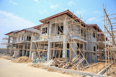 İnşaat halindeki ev, inşaat alanındaki havalandırmalı beton blok yapısına sahip.