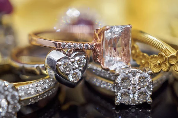 Luxusní Zlaté Šperky Diamant Růžové Topaz Kroužky Odrazem Černém Pozadí — Stock fotografie