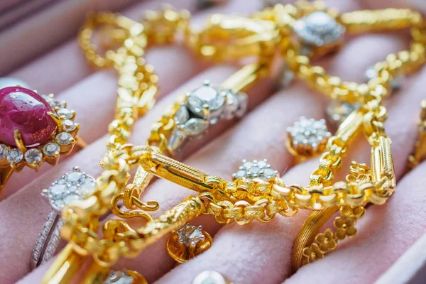高級ジュエリーボックスでゴールドとシルバーのダイヤモンドの宝石のサファイアリングのネックレスと真珠のイヤリング — ストック写真