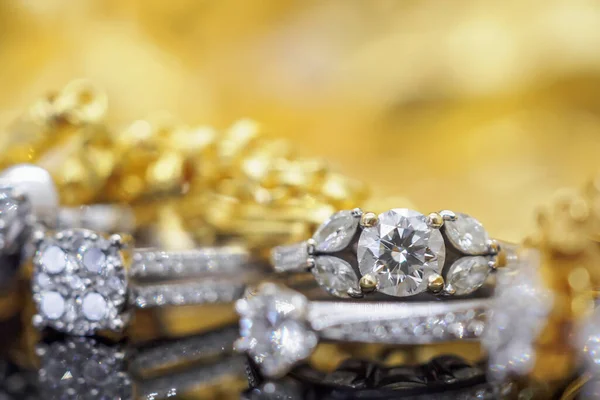 Ouro Luxo Anéis Diamantes Jóias Com Reflexão Sobre Fundo Preto — Fotografia de Stock