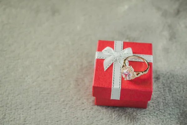 Anillo Diamantes Rosa Joyería Caja Regalo Roja —  Fotos de Stock