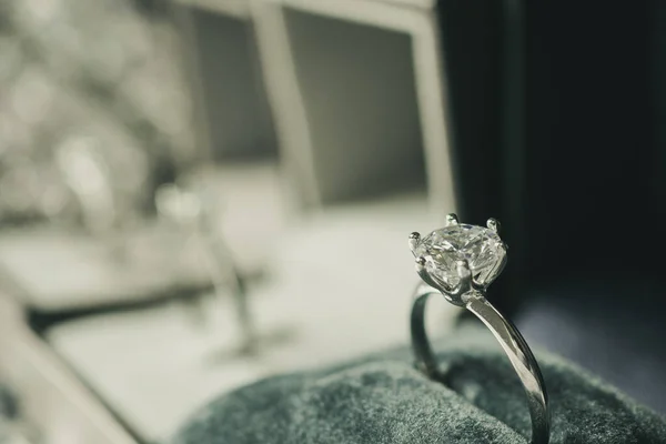 Lyx Engagemang Diamond Ring Smycken Presentförpackning Med Bokeh Ljus Bakgrund — Stockfoto