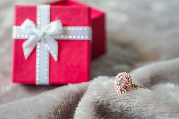 Schmuck Rosa Diamantring Mit Rotem Geschenkkarton Hintergrund — Stockfoto
