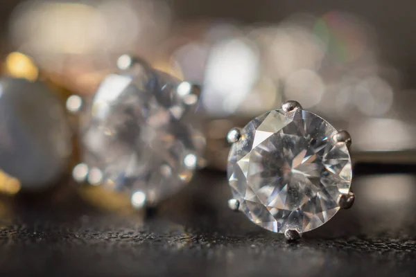 Joyas Anillos Diamantes Engastados Sobre Fondo Negro Cerca — Foto de Stock