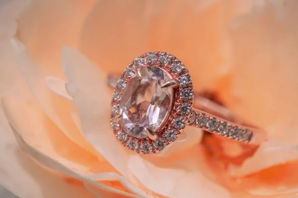 Anillo Diamantes Rosa Sobre Fondo Flor Rosa —  Fotos de Stock