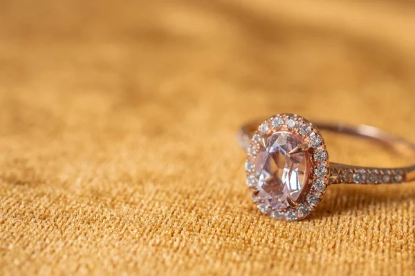 Schmuck Rosa Diamantring Auf Goldenem Stoff Hintergrund Nahaufnahme — Stockfoto