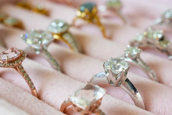 Mücevher Elmas Yüzükler Küpeler Kutuda — Stok fotoğraf