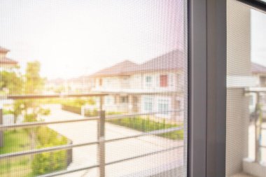Evin penceresinde böceklere karşı sivrisinek ağı ekranı