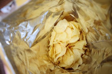 Patates cipsi açık büfede. Yakın çekim.