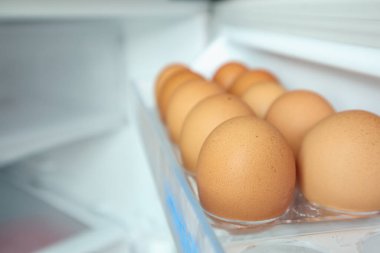 Yumurtalar buzdolabının rafında.