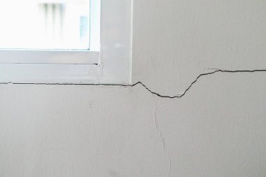 Pencere çerçevesinin yanında yeni bir duvar çatlağı