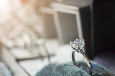 Lüks nişan yüzüğü mücevher kutusunda, arka planda bokeh ışığı var.