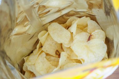 Patates cipsi açık büfede. Yakın çekim.