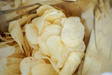 Patates cipsi açık büfede. Yakın çekim.