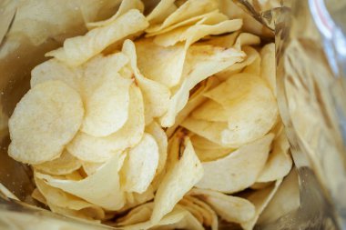 Patates cipsi açık büfede. Yakın çekim.