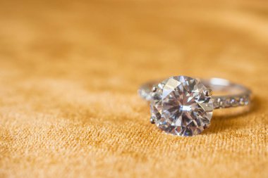 Altın kumaşlı elmas yüzük. Yakın plan.