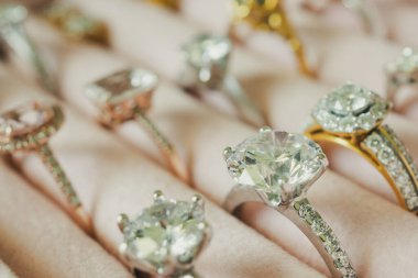 Mücevher elmas yüzükler ve küpeler kutuda.