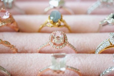 Altın mücevher yüzükleri kutuda.