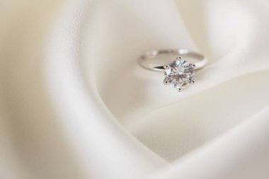 Mücevher alyansı. Yakın plan.