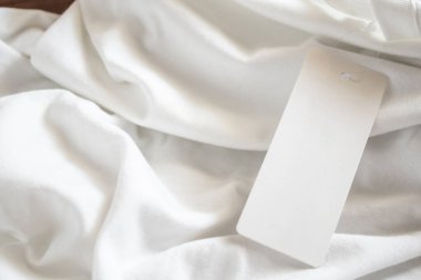 Beyaz tişörtte boş fiyat etiketi