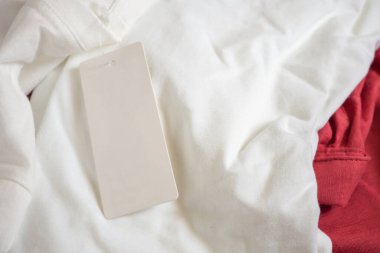 Beyaz tişörtte boş fiyat etiketi