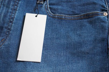 Beyaz etiketli mavi kot pantolon