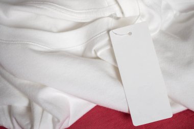 Beyaz tişörtte boş fiyat etiketi