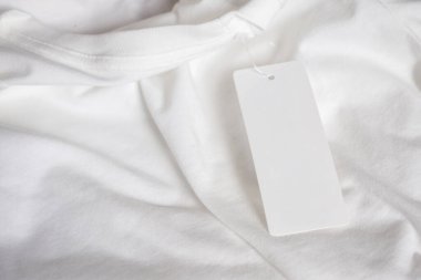 Beyaz tişörtte boş fiyat etiketi