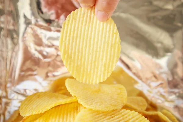 Mão Segure Batatas Fritas Dentro Saco Folha Lanche — Fotografia de Stock