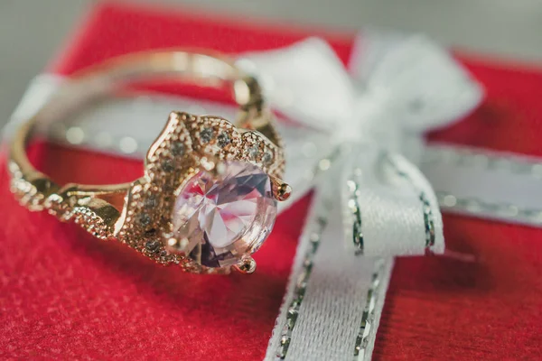 Schmuck Rosa Diamantring Auf Rotem Geschenkkarton — Stockfoto