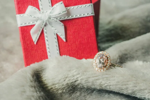Šperky Růžový Diamantový Prsten Červeným Dárkem Box Pozadí — Stock fotografie