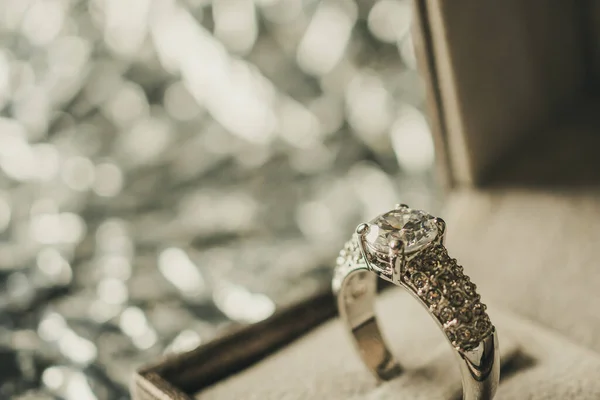 Розкішне Заручинне Діамантове Кільце Подарунковій Коробці Ювелірних Виробів Світлим Фоном — стокове фото