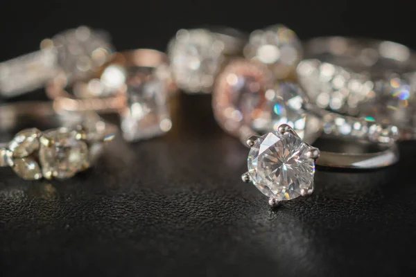 Jóias Anéis Diamante Definido Fundo Preto Fechar — Fotografia de Stock